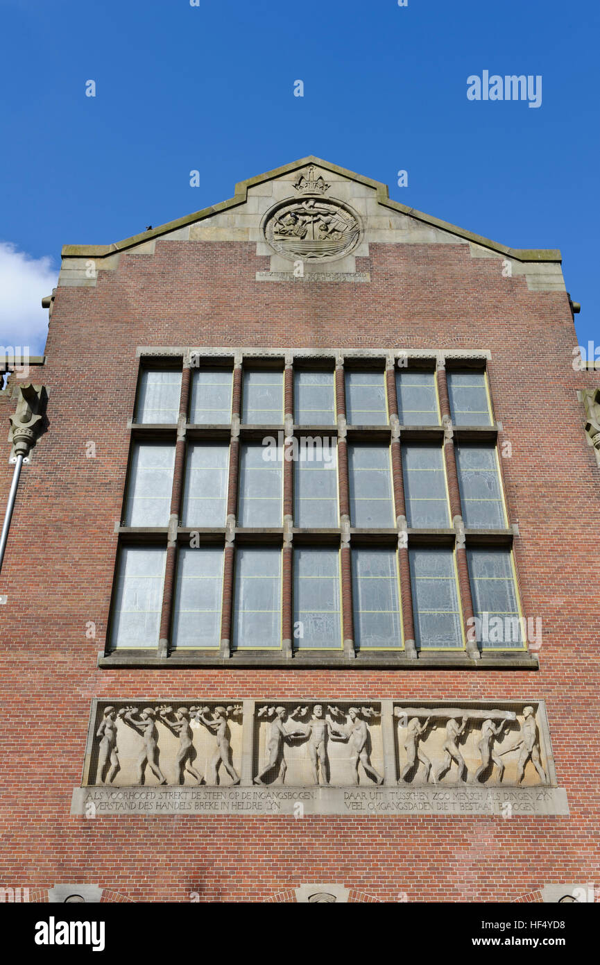 Un groupe sculptural sur le dessus de l'entrée du bâtiment de Beurs van Berlage à Amsterdam, Hollande, Pays-Bas. Banque D'Images