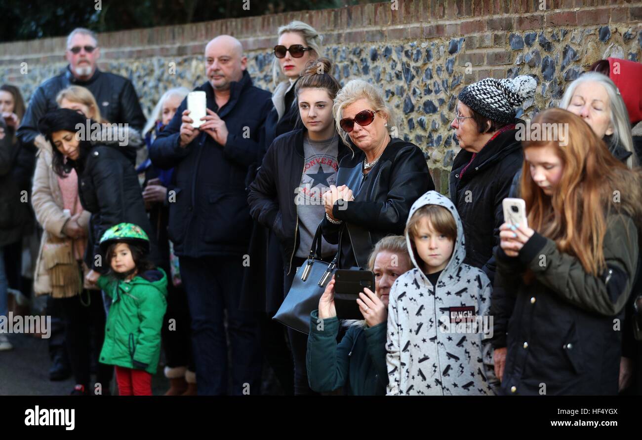 Les gens se rassemblent à l'extérieur de la maison de George Michael Goring dans l'Oxfordshire comme la superstar pop est décédé à l'âge de 53 ans dans des zones suspectées d'insuffisance cardiaque. Banque D'Images