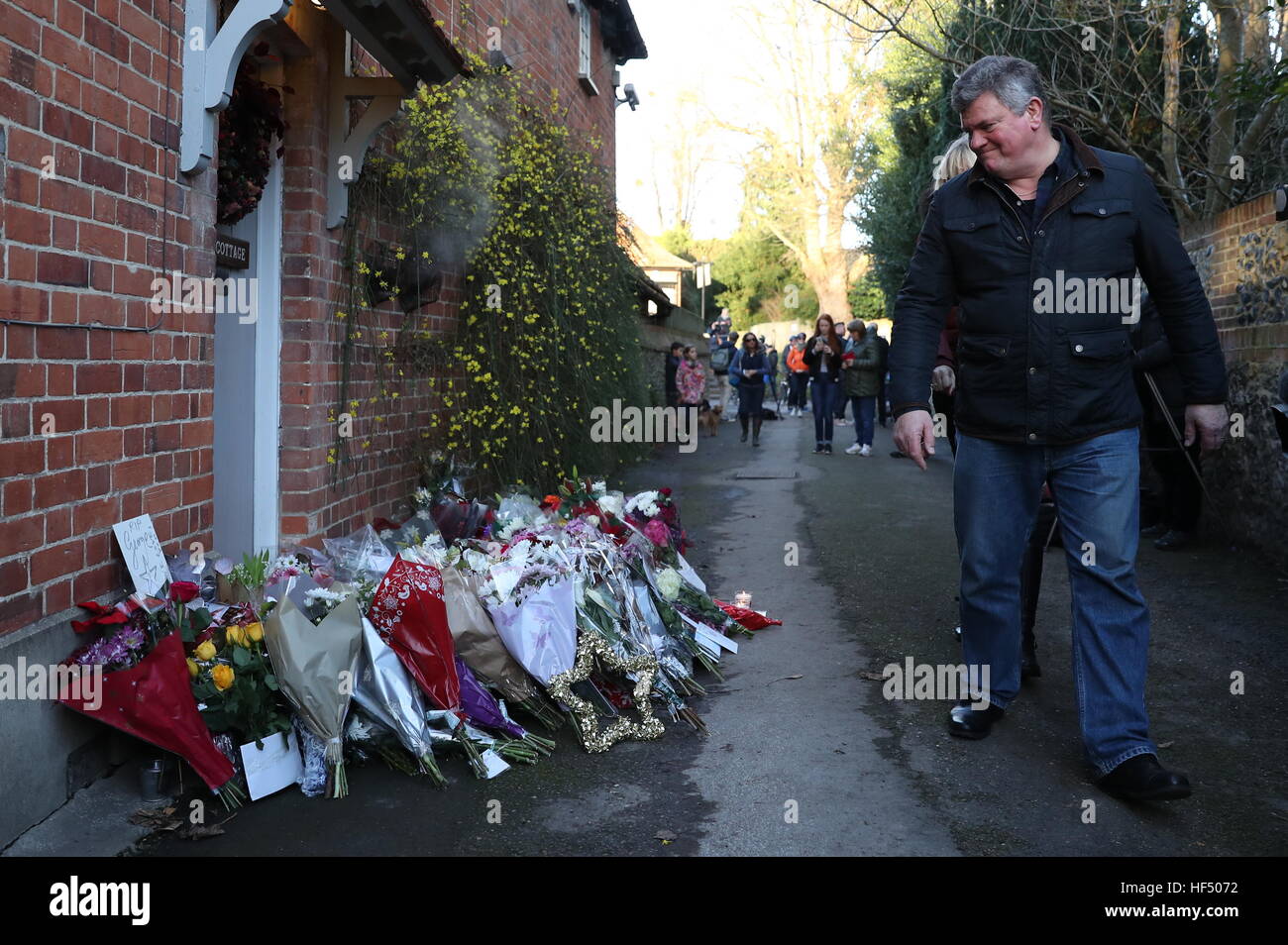 Les gens de l'extérieur de la maison de George Michael Goring dans l'Oxfordshire comme la superstar pop est décédé à l'âge de 53 ans dans des zones suspectées d'insuffisance cardiaque. Banque D'Images