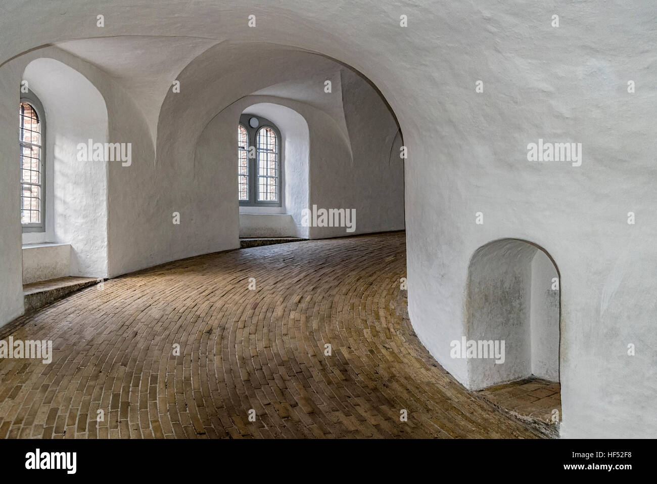 La Rundetaarn (tour ronde), est un bâtiment du xviie siècle situé dans le centre de Copenhague, au Danemark. Banque D'Images