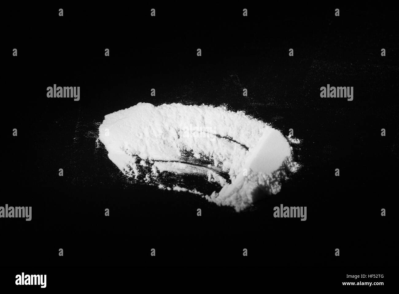 La poussière les stupéfiants blanc sur fond noir, monochrome Banque D'Images