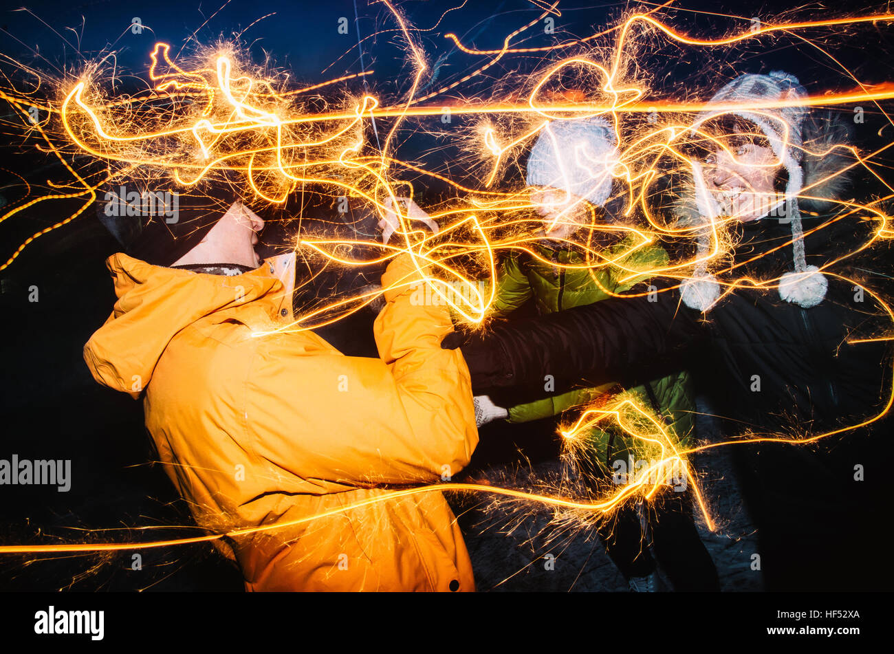 Groupe d'amis appréciant avec baguettes à l'extérieur Banque D'Images