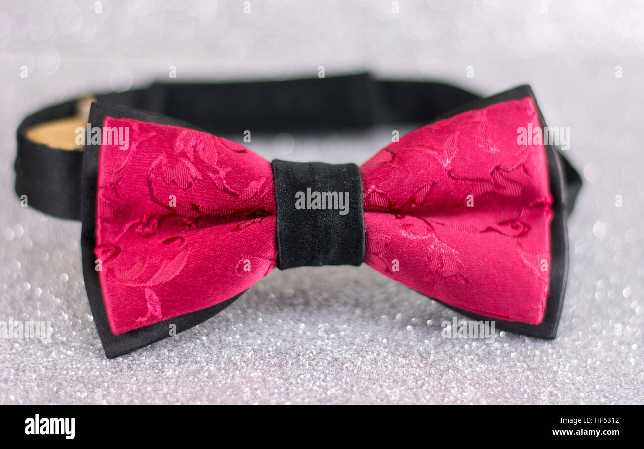 Noeud papillon violet sur fond brillant argent Banque D'Images