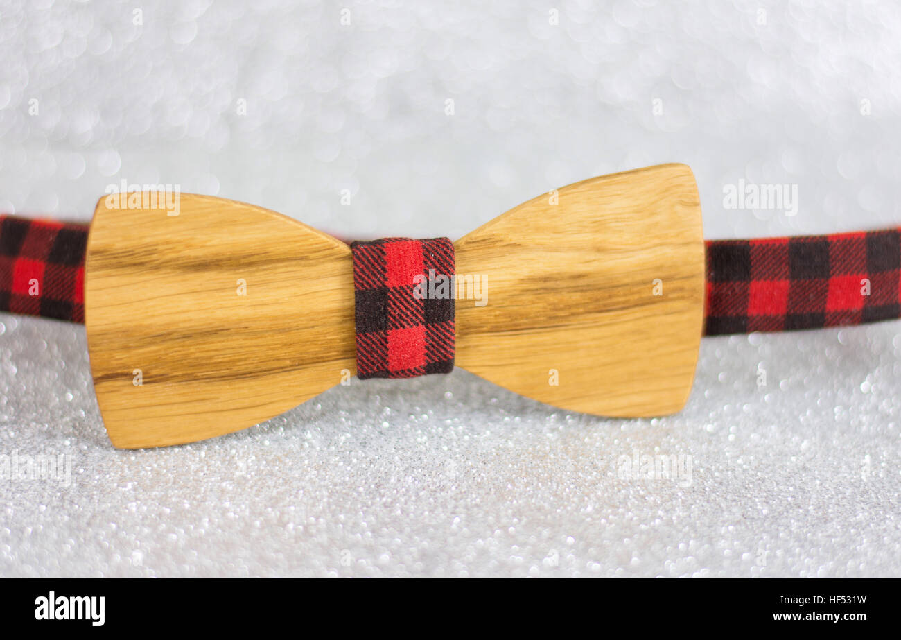 Noeud papillon en bois sur fond brillant argent Banque D'Images