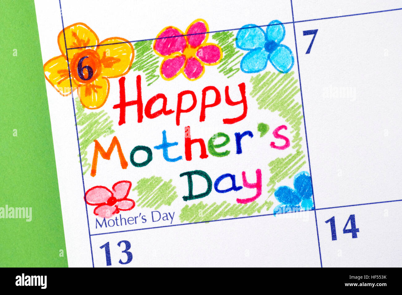 Heureux rappel fête des mères dans le calendrier. Fond vert. Close-up. Banque D'Images