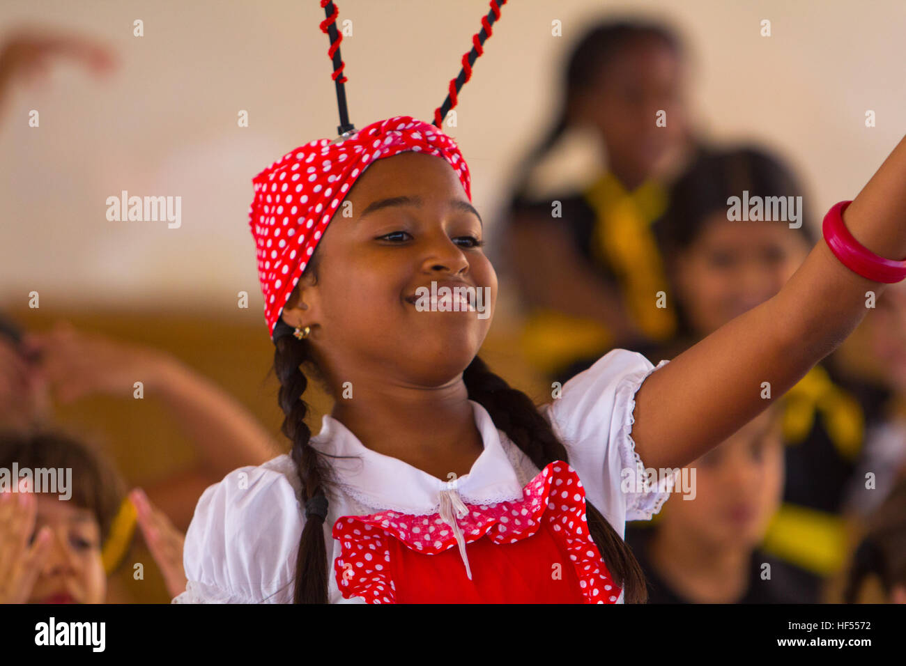 Les enfants d'effectuer la jouer 'la cucarachita' dans la société enfants Abrakadabra à Cienfuegos, Cuba Banque D'Images