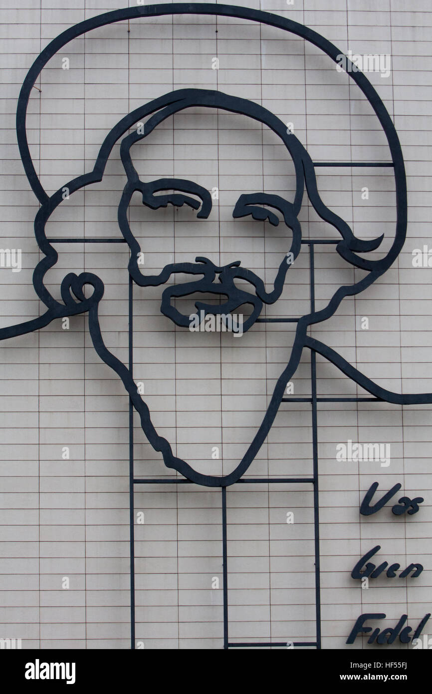 Camilo Cienfuegos sur la Plaza de la Révolution, La Havane, Cuba avec le slogan Vas bien Fidel Banque D'Images