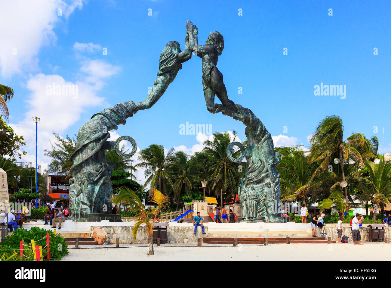 Entrancee à la plage de Playa del Carmen avec des symboles de l'ancienne culture maya, Riviera Maya, Mexique Banque D'Images