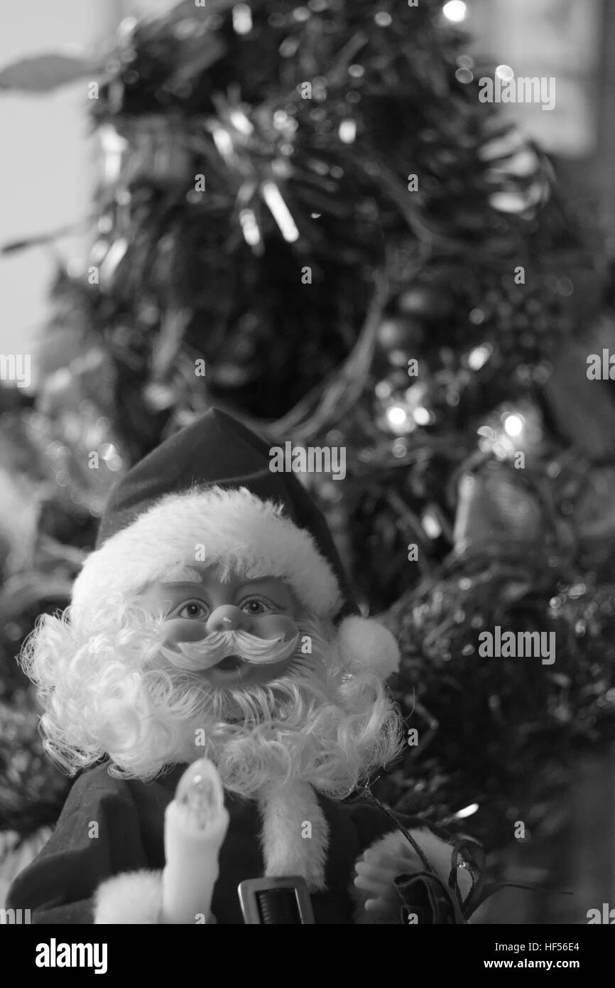 Le Père Noël et un arbre de Noël Banque D'Images