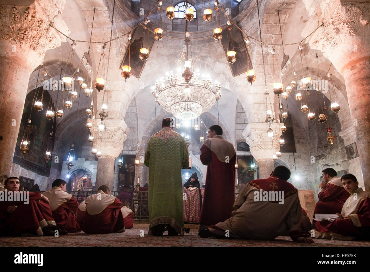 Jérusalem, vers 2014. Le clergé de l'Eglise apostolique arménienne dans le Saint Sépulcre célèbre la messe. Banque D'Images