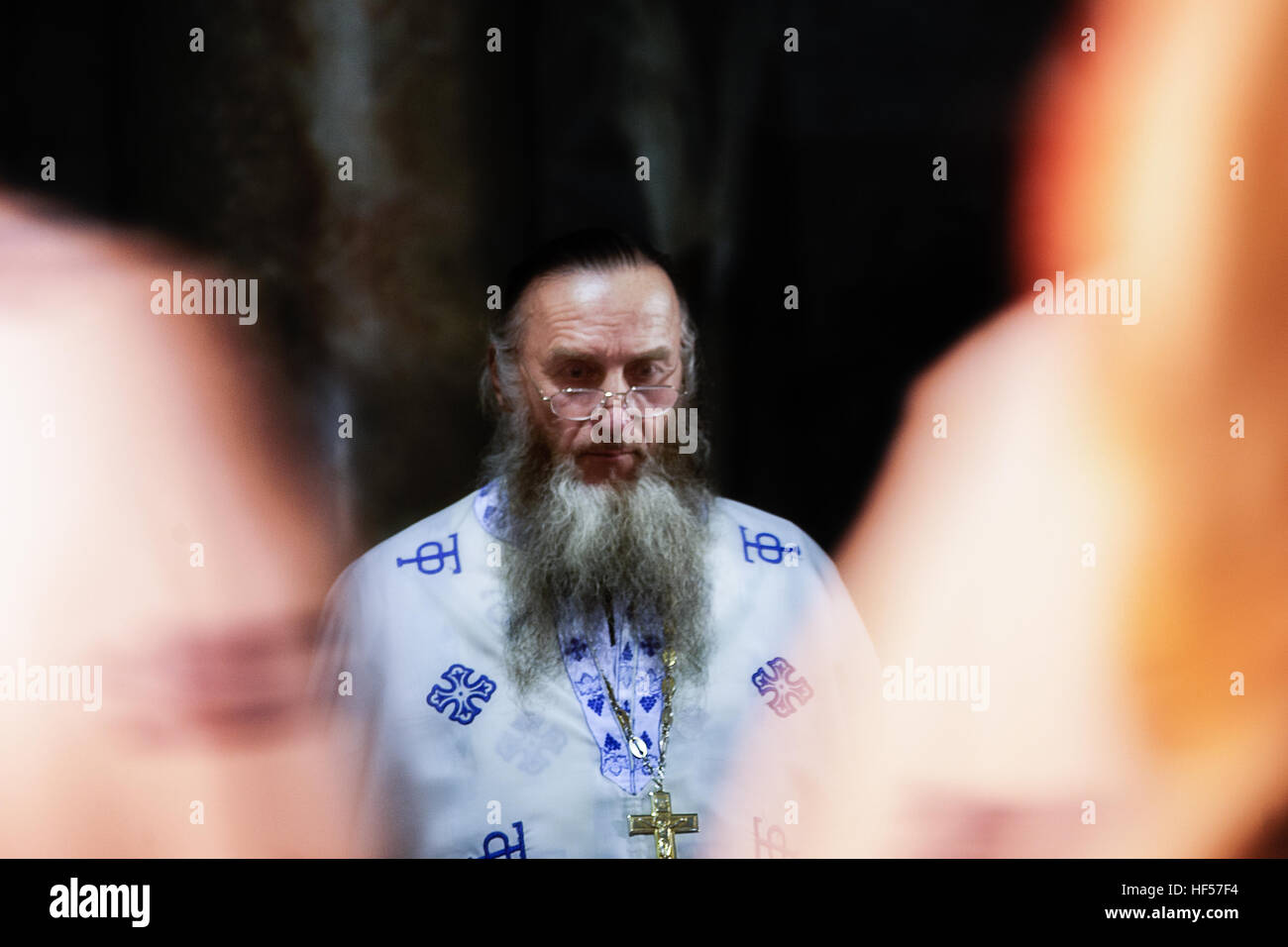 Jérusalem, Israël - 12 décembre 2010 : prêtre orthodoxe russe célèbre la liturgie en face de l'Aedicula, lieu que l'on croit être le tombeau du Christ. Banque D'Images