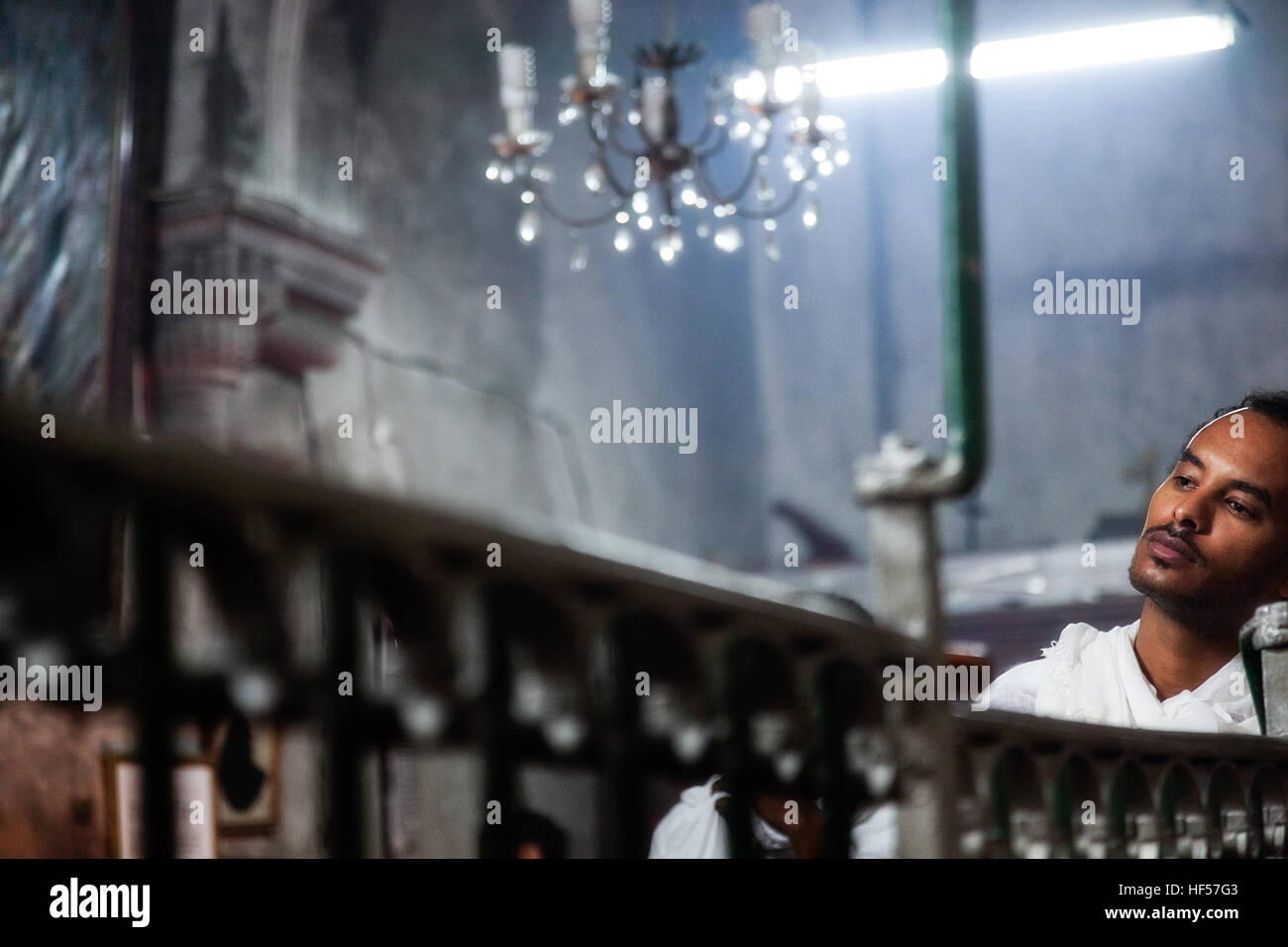 Jérusalem, Israël - 17 décembre 2010 : Un moine médite en Éthiopie Ethiopian Chapelle dans l'église du Saint-Sépulcre à Jérusalem. Etiopians chapelle Banque D'Images