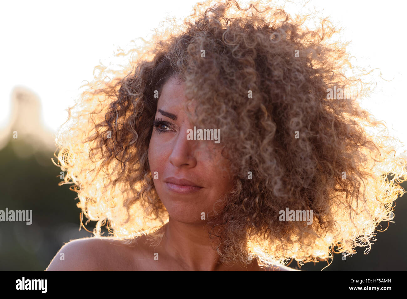 Jeune femme avec des cheveux bouclés, Allemagne Banque D'Images