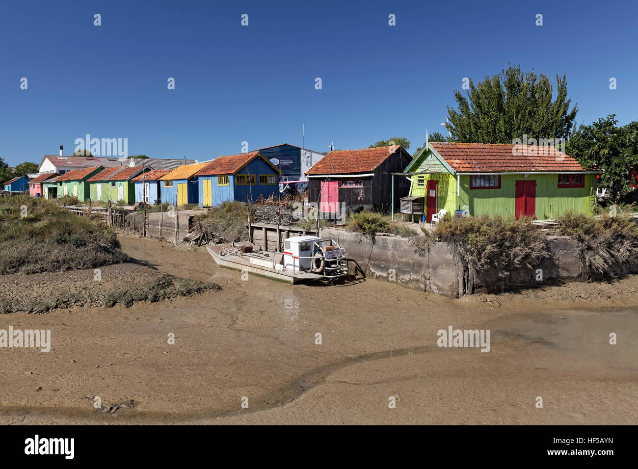 Maisonnettes colorées d'ostréiculteurs sur un canal à marée basse, Le Château-d&# 39;Oléron, Oléron, Île d&# 39;Oleron Banque D'Images