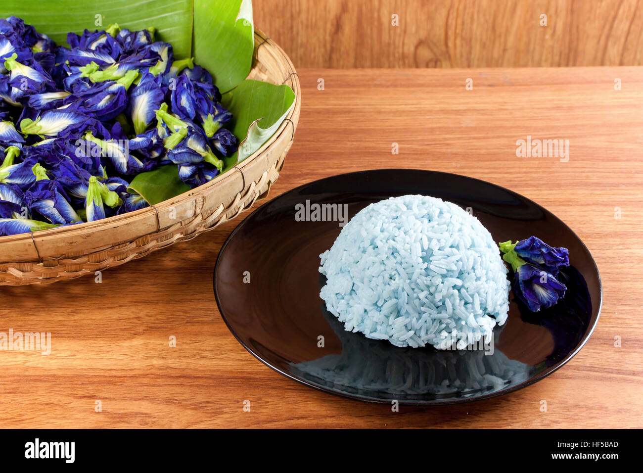 Faites la cuisson à partir de riz bleu Pois Papillon fleur (Clitoria ternatea L) dans la lave noire. Le riz a une fleur parfumée et colorée et bon pour la santé. Banque D'Images