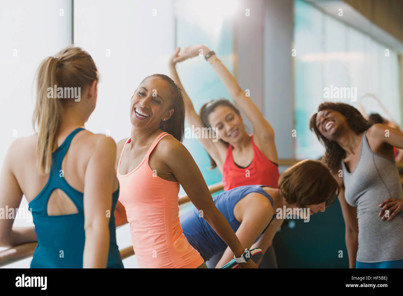 Smiling women talking et stretching en classe d'exercice fitness studio Banque D'Images