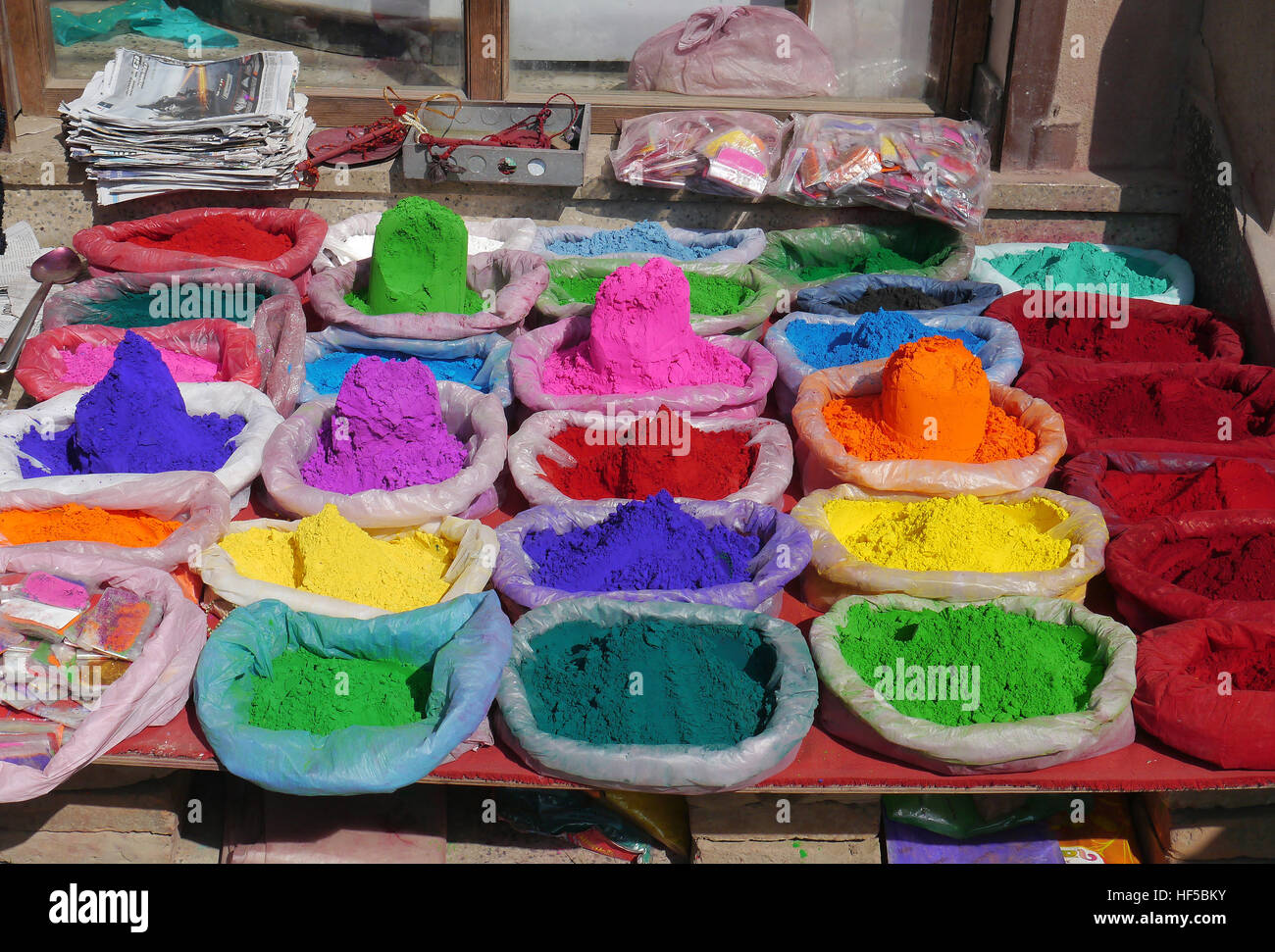 Un étal de vente de poudre de riz de couleur vive pour le Festival de la lumière (Deepawali) à Katmandou, Népal.Asie. Banque D'Images