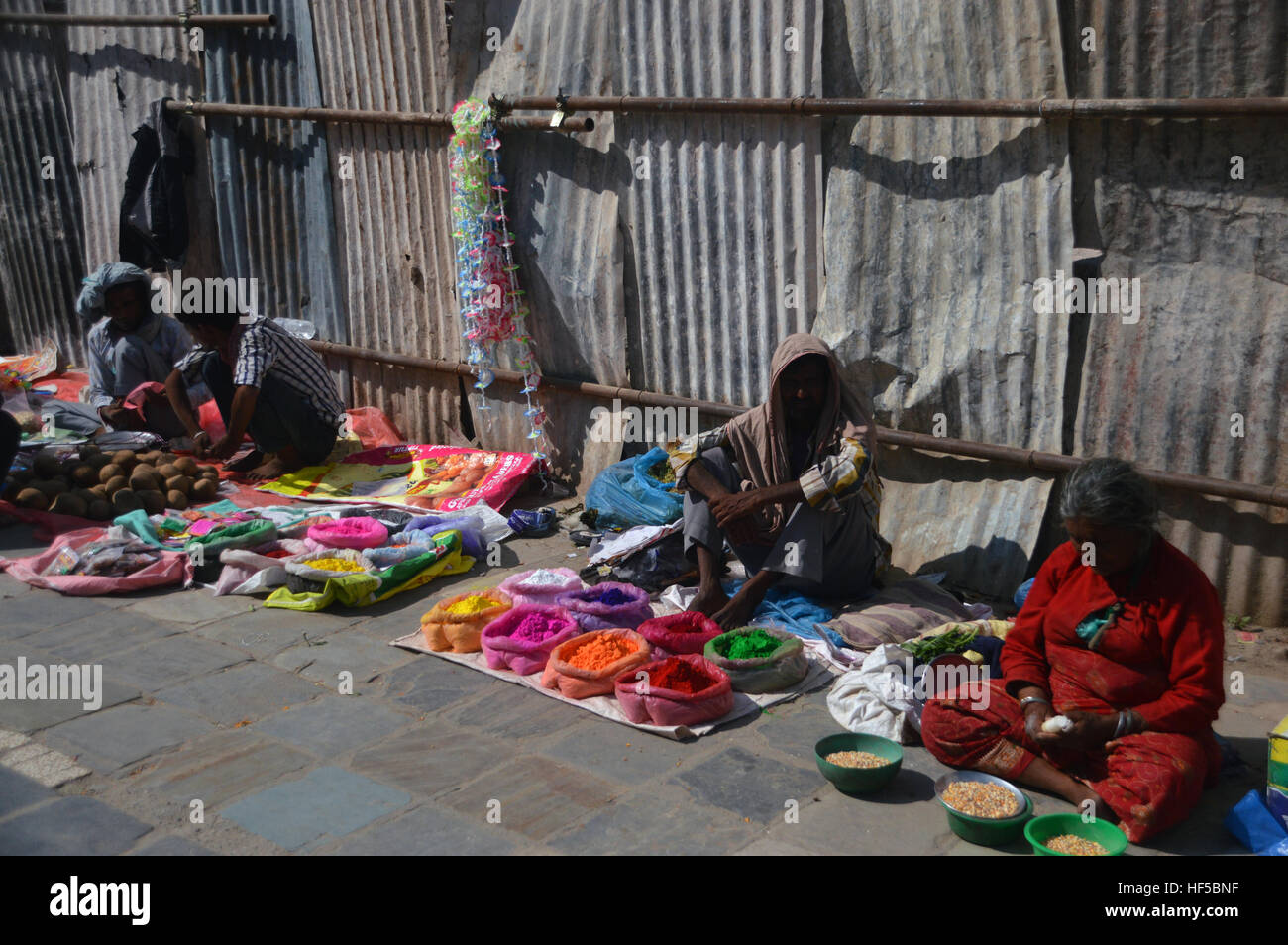 Un commerçant de la rue népalaise la vente de poudre de riz de couleur vive pour le Festival de la lumière (Deepawali) à Katmandou, Népal.Asie. Banque D'Images