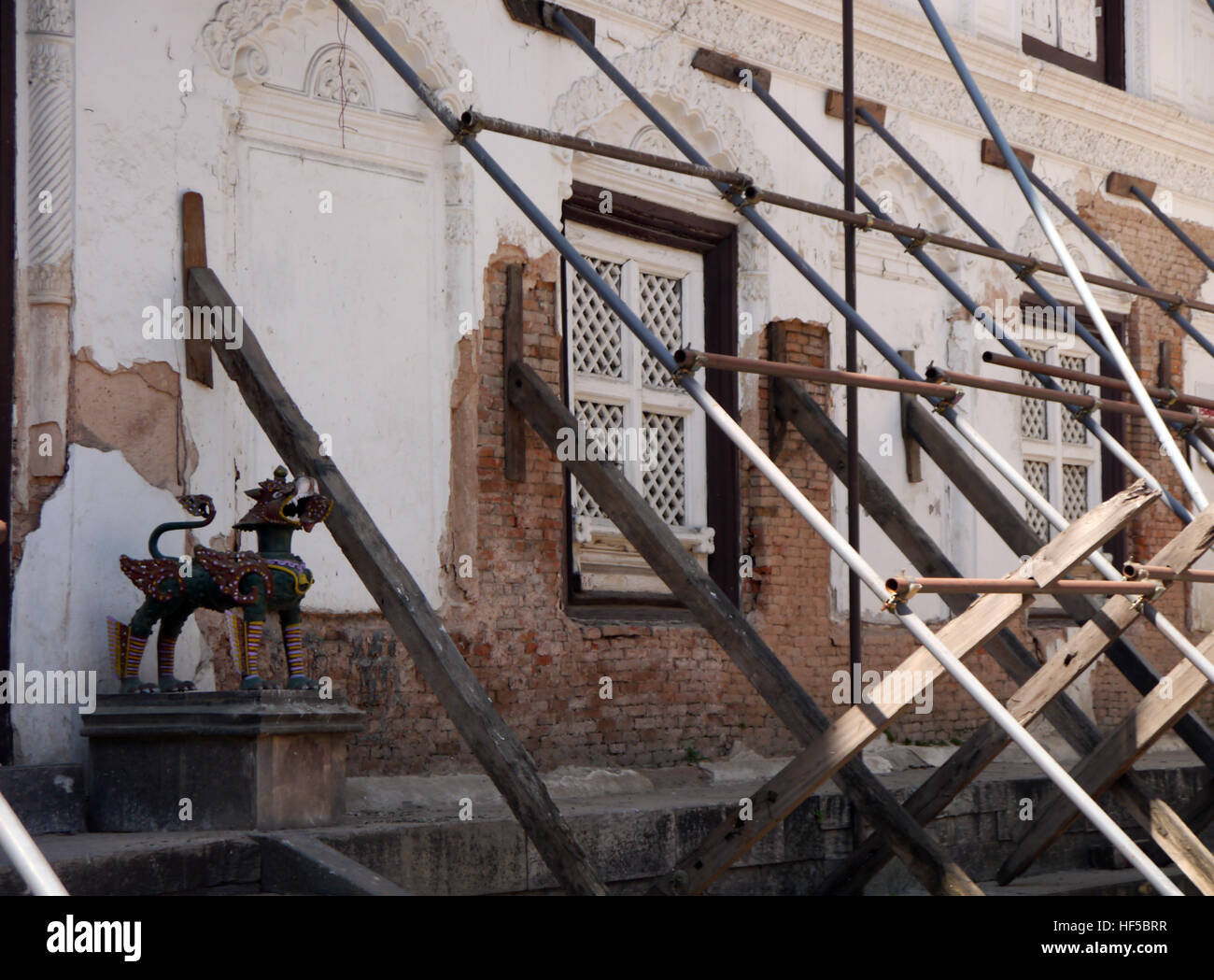 Les échafaudages Holding le séisme a endommagé les bâtiments dans l'Hanuman Dhoka Durbar Square Museum à Katmandou, Népal.Asie. Banque D'Images