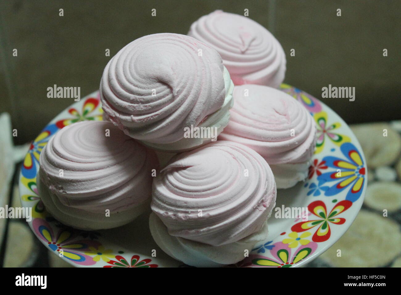 Belle couleur rose guimauve aérée avec goût de fraise dessert nice Banque D'Images