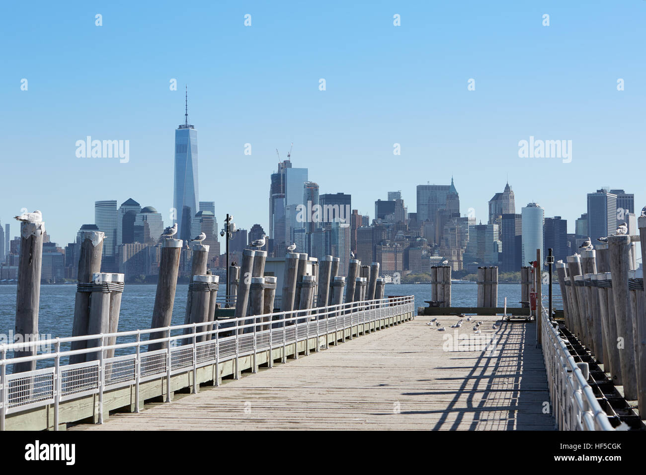 Pier vide et New York city skyline view avec mouettes dans une journée ensoleillée Banque D'Images