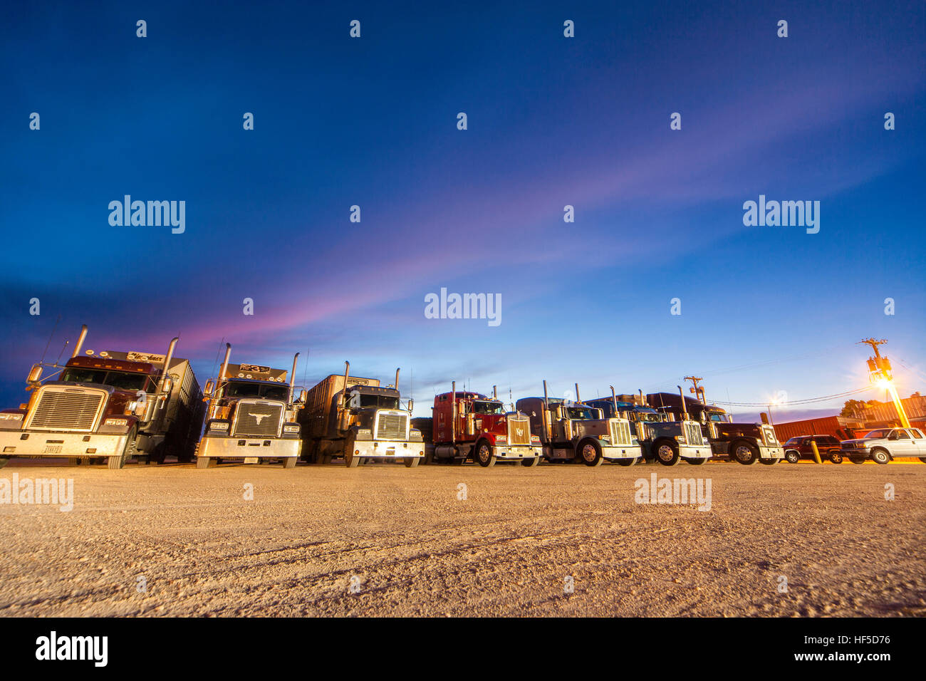 Les camions en stationnement de nuit Truckstop Green River en Utah truck stop reste la nuit Banque D'Images