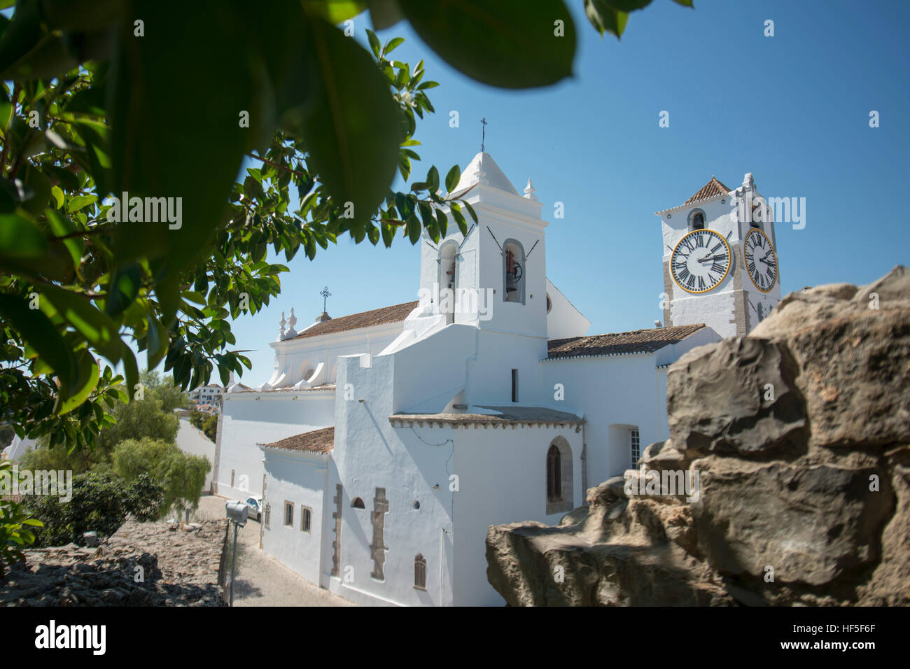 L'église Igreja Santa Maria do Castelo dans la vieille ville de Tavira, à l'Algarve au sud du Portugal dans l'Europe. Banque D'Images