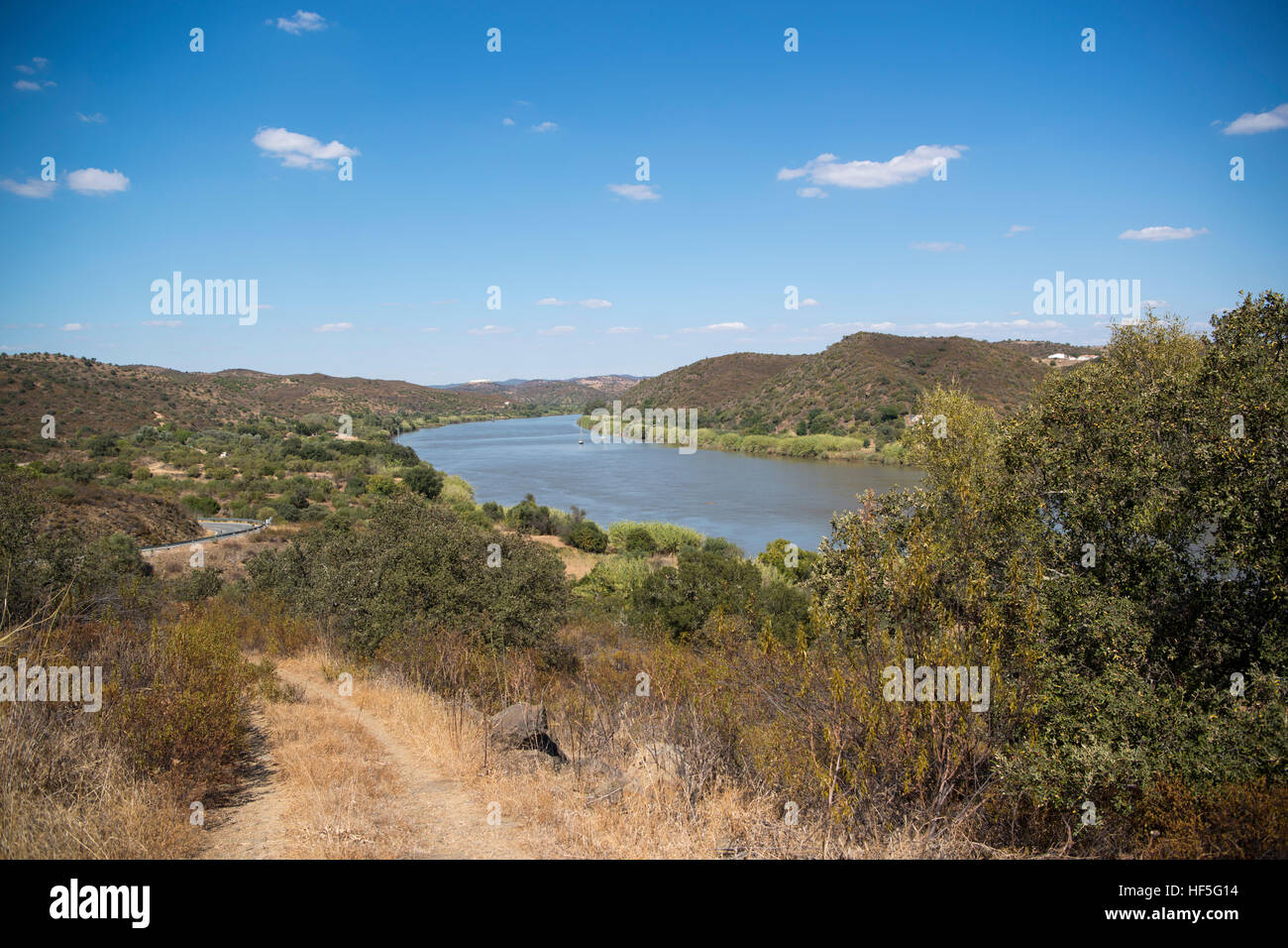 La rivière Rio Guadiana sur la frontière du Portugal et Espagne neat la ville d'Alcoutim, à l'Algarve au sud du Portugal dans l'Europe. Banque D'Images