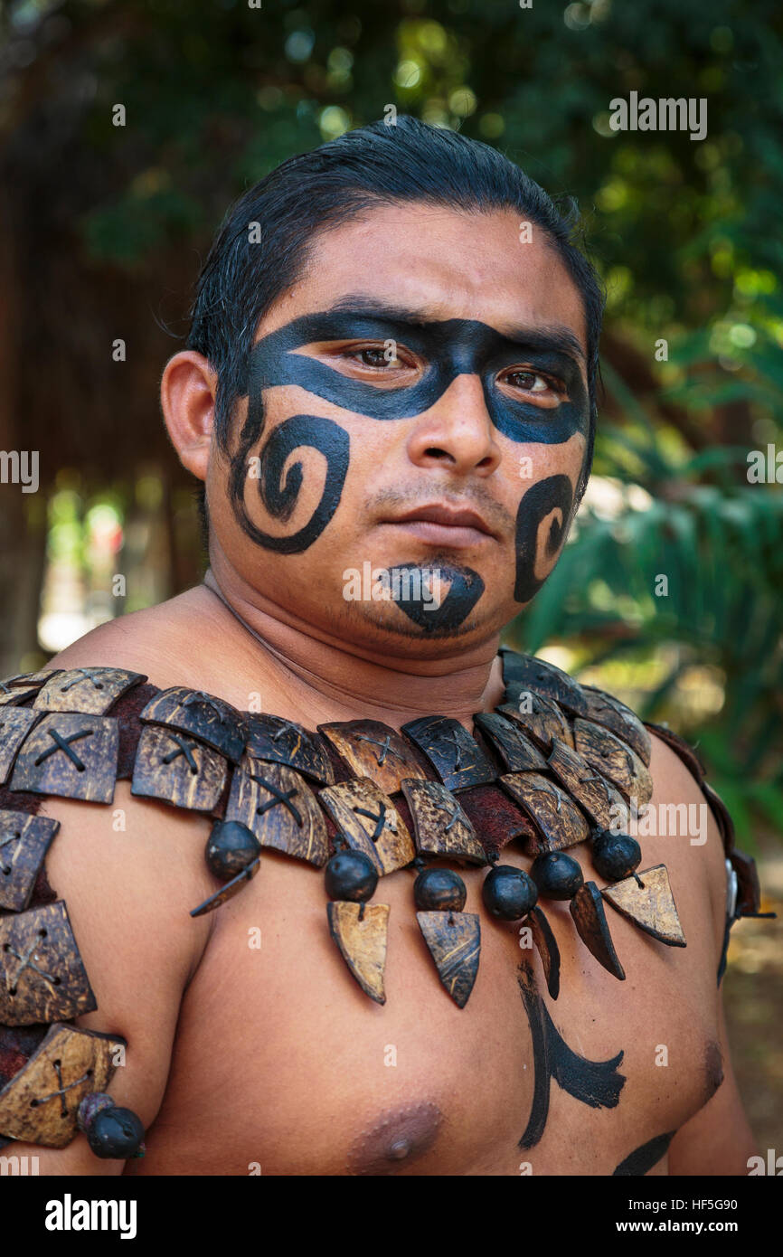 Homme Maya locaux vêtus de la traditionnelle peinture visage et corps d'un guerrier Maya décorations, Yucatan, Mexique Banque D'Images
