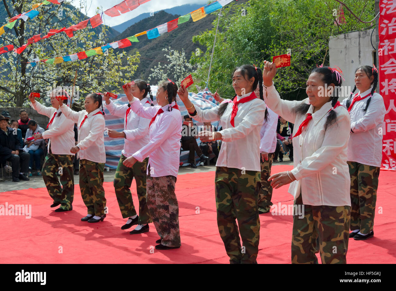La performance de danse dépeignant ère Révolution culturelle célébrant le Festival des fleurs de poire, or, dans la province du Sichuan, Chine Banque D'Images