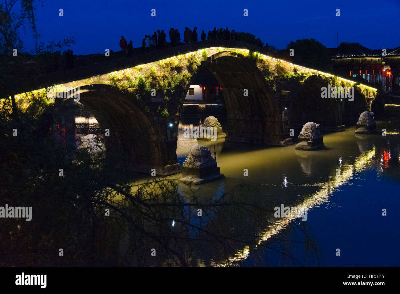 Vue de nuit sur le pont Guangji sur le Grand Canal, ancienne ville Tangqi, Hangzhou, Province de Zhejiang, Chine Banque D'Images