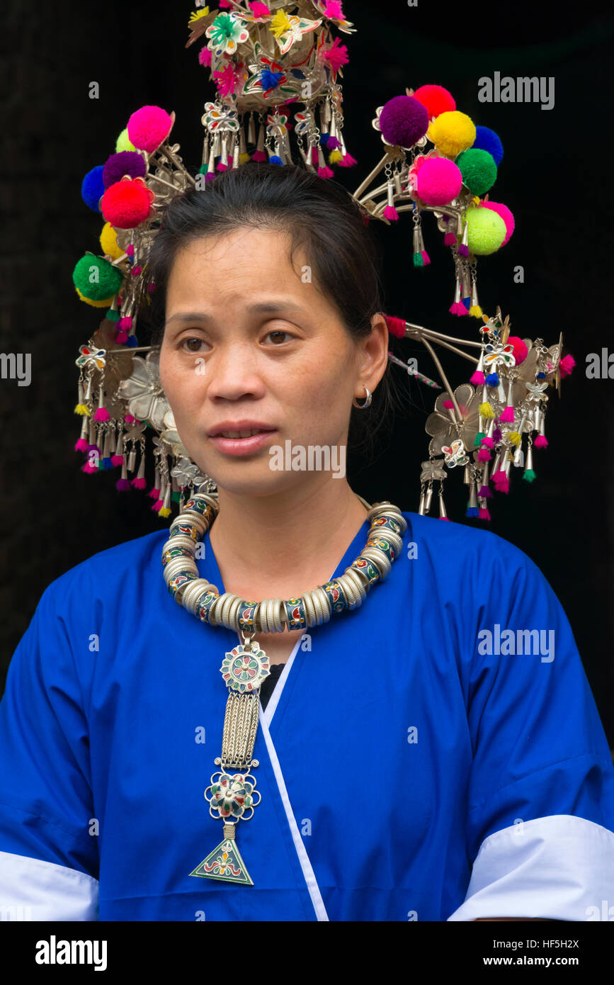 Dong femme en vêtements traditionnels, Sanjiang Chengyang,, Province du Guangxi, Chine Banque D'Images