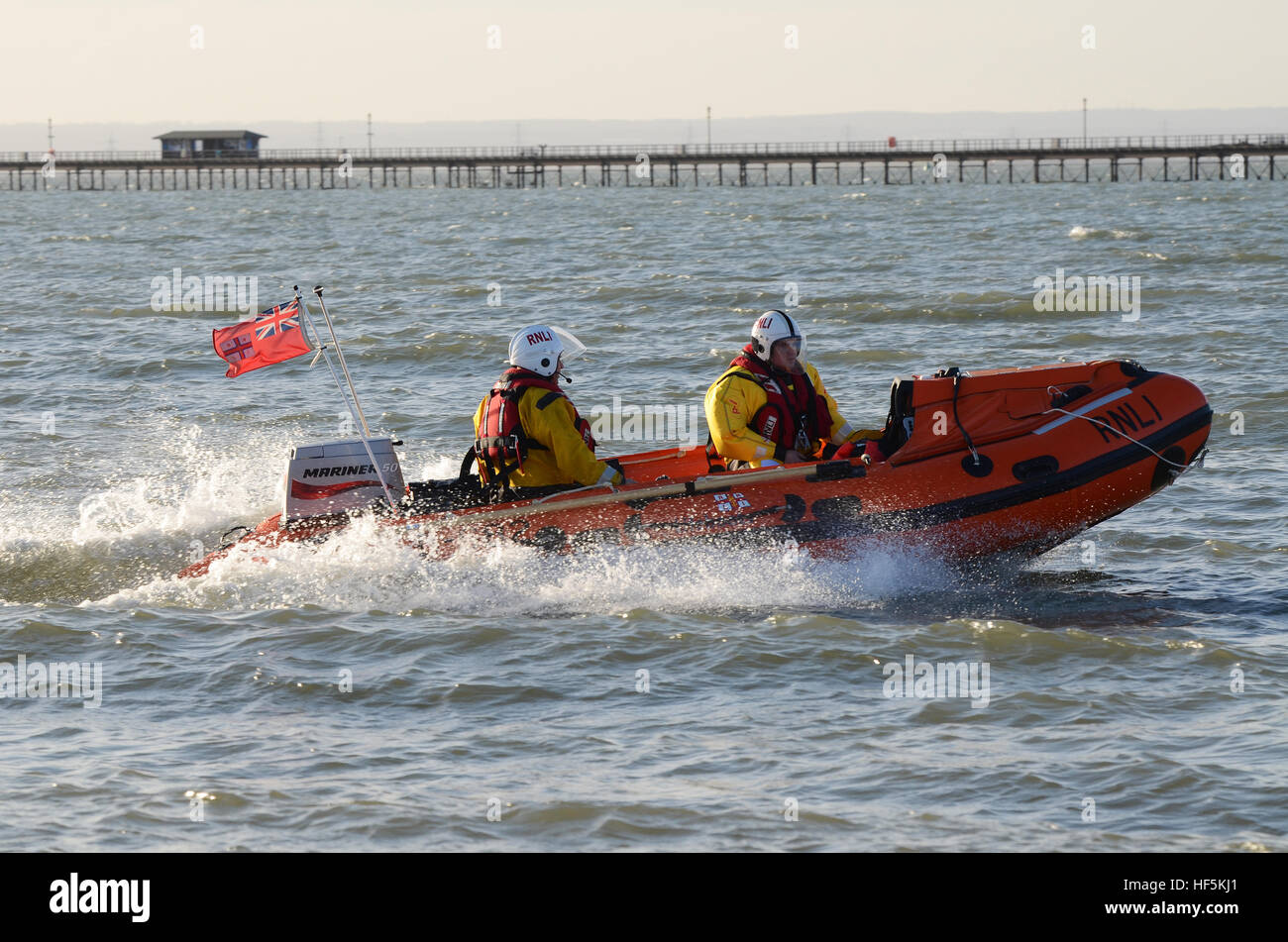 Les membres de la RNLI Southend pratiquer près de la plage de Southend. Ils opèrent à partir de la fin de la jetée. C'est d catégorie D682 Banque D'Images