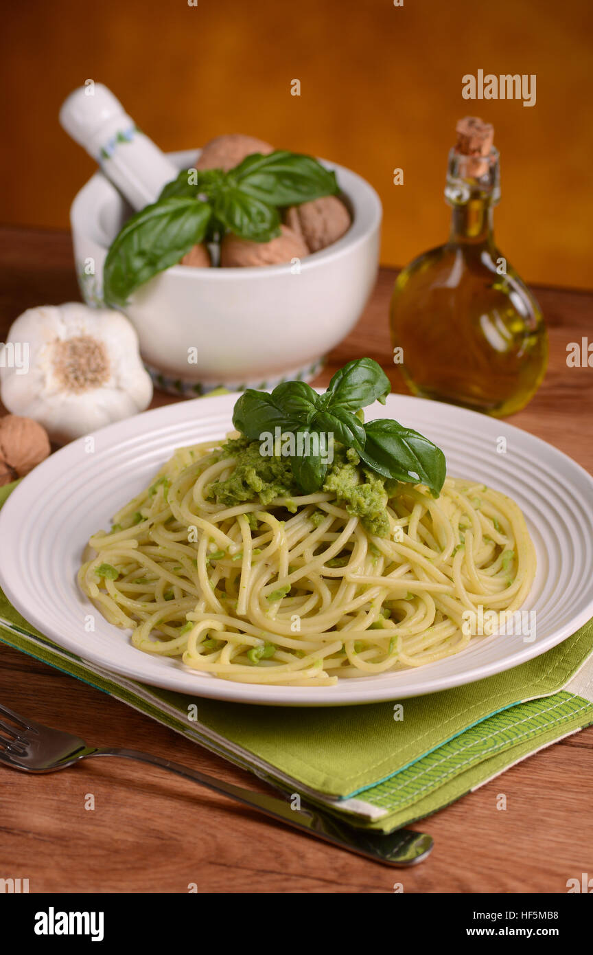 Spaghetti au pesto de noix avec des ingrédients autour de Banque D'Images