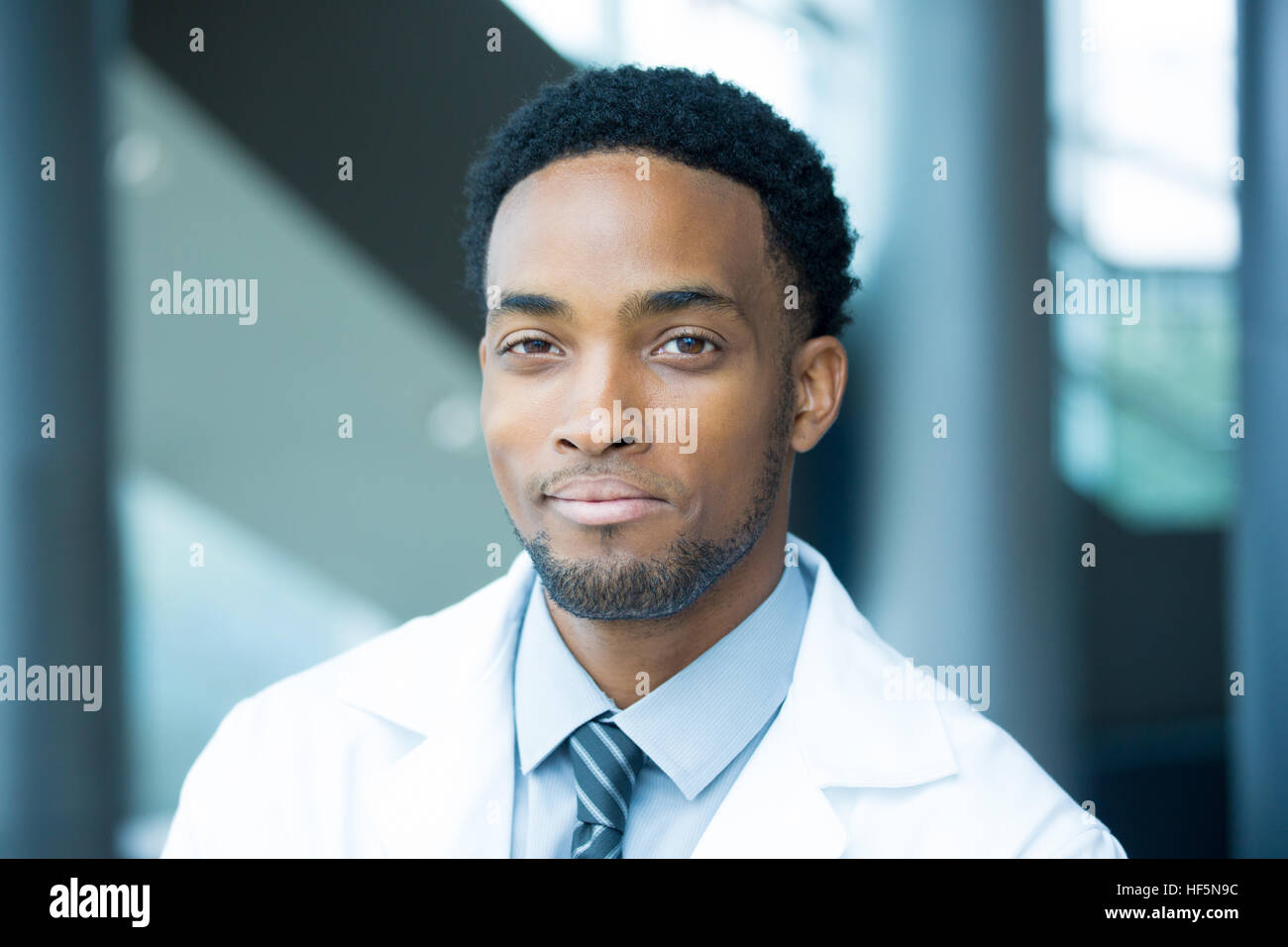 Closeup portrait head shot of friendly, sourire confiant homme professionnel de santé avec une couche de blanc, Hôpital clinique isolé arrière-plan. Banque D'Images
