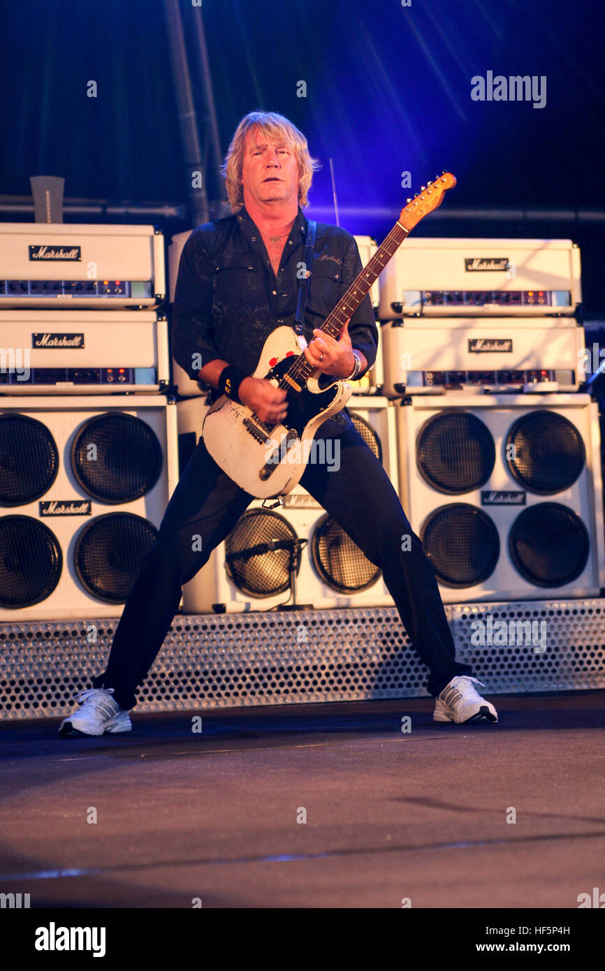 Status Quo guitariste Rick Parfitt en concert à Thetford, Norfolk, en 2008  Photo Stock - Alamy