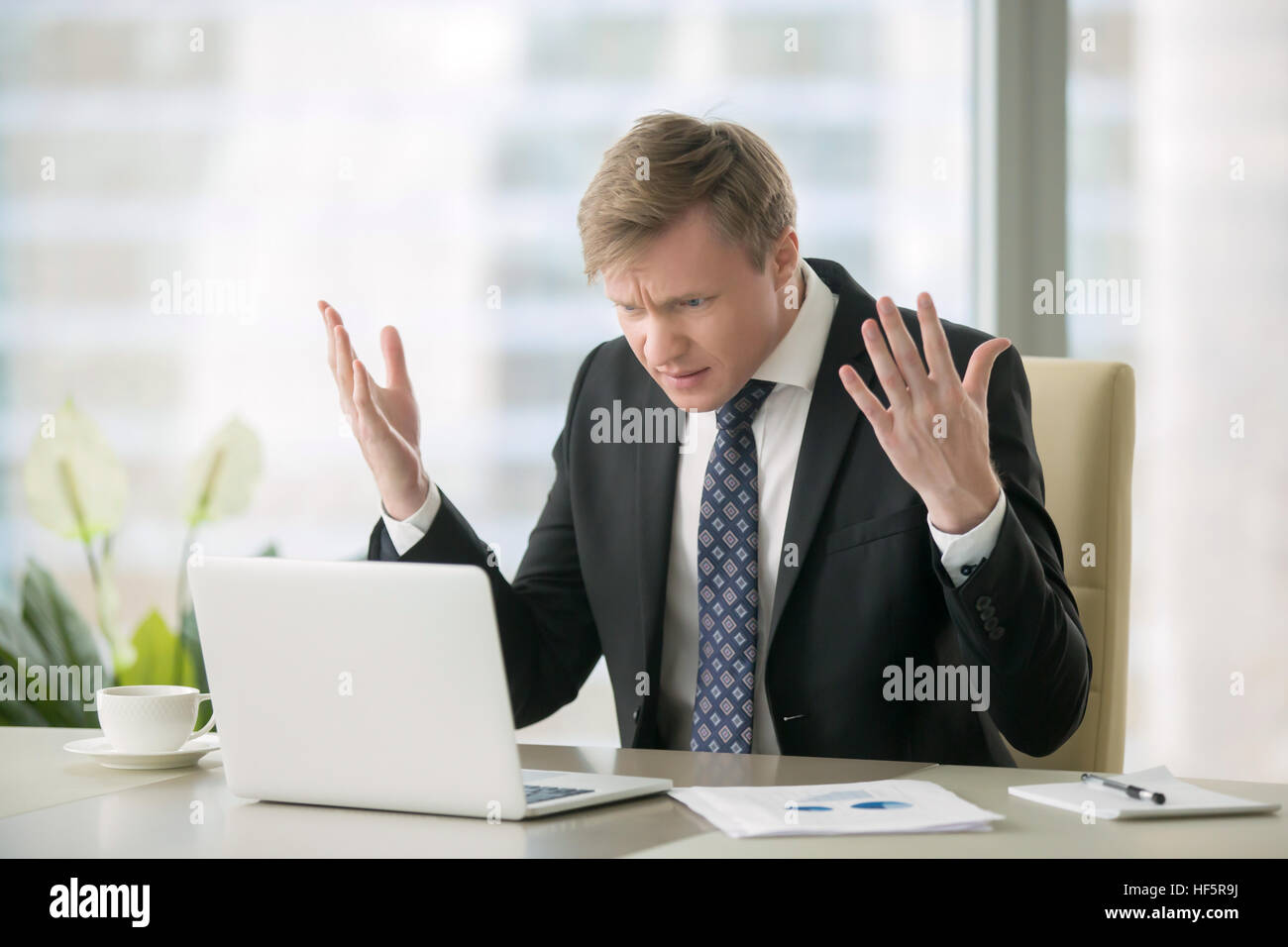 Perplexe businessman in office Banque D'Images