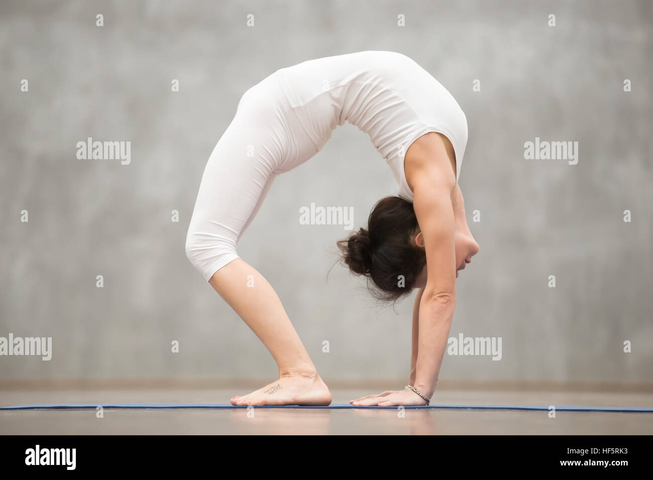 Belle avancée : Yoga pose du pont Banque D'Images