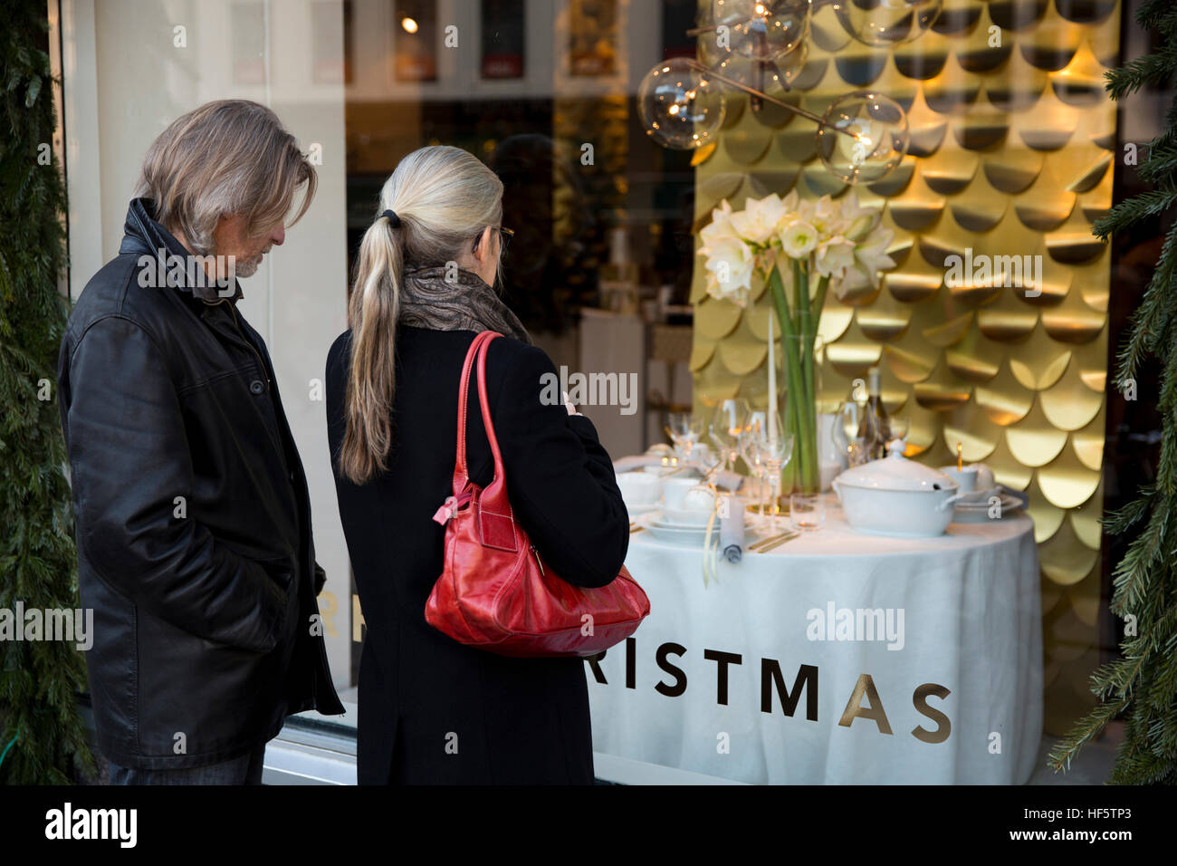 Danemark, copenhague, Strøget, milieu de consommateurs à la recherche d'affichage de vitrine à Noël Banque D'Images