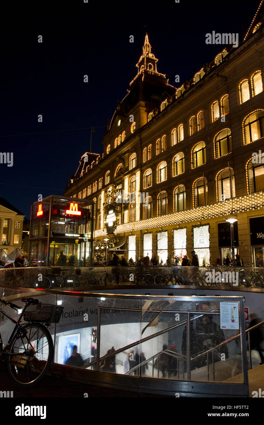 Danemark, copenhague, Kongens Nytorv, Métro et Magazin du Nord, grand magasin, illuminations de Noël Banque D'Images