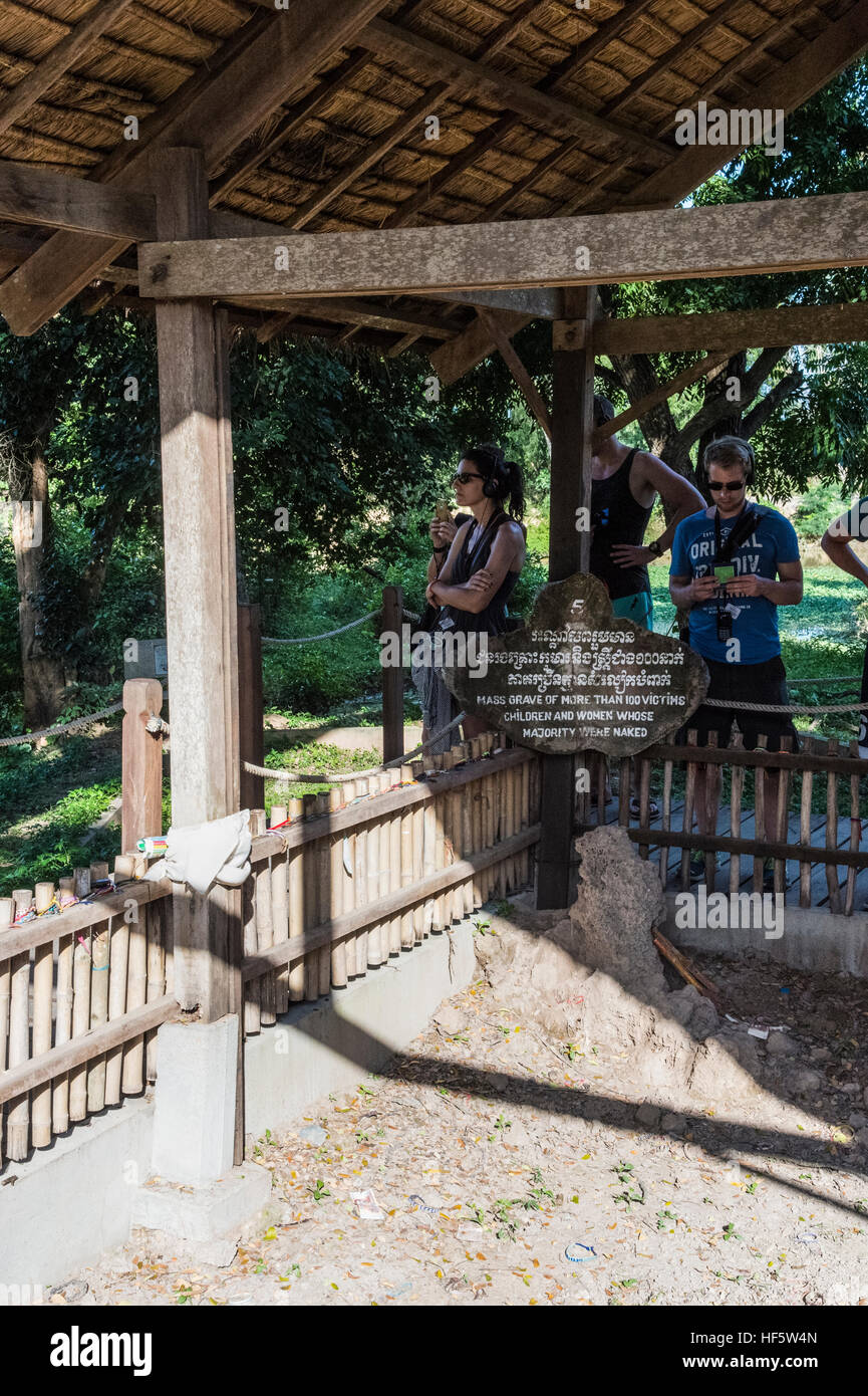 Choeung Ek Memorial Centre génocidaire des touristes à l'un des charniers Banque D'Images