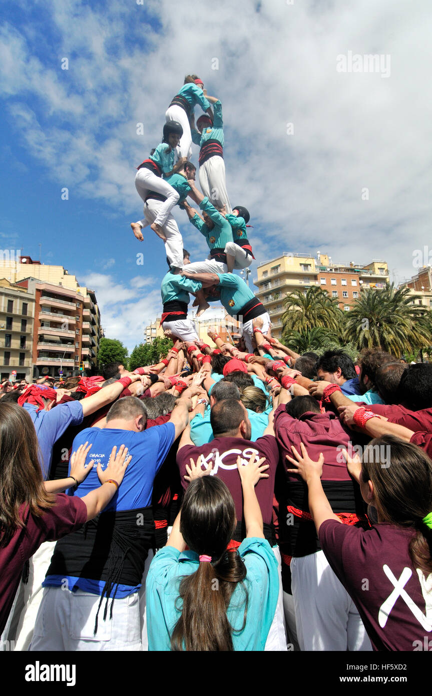 Les Castellers, tour traditionnel à côté du temple de la Sagrada Familia, Barcelone, Catalogne, Espagne. Banque D'Images