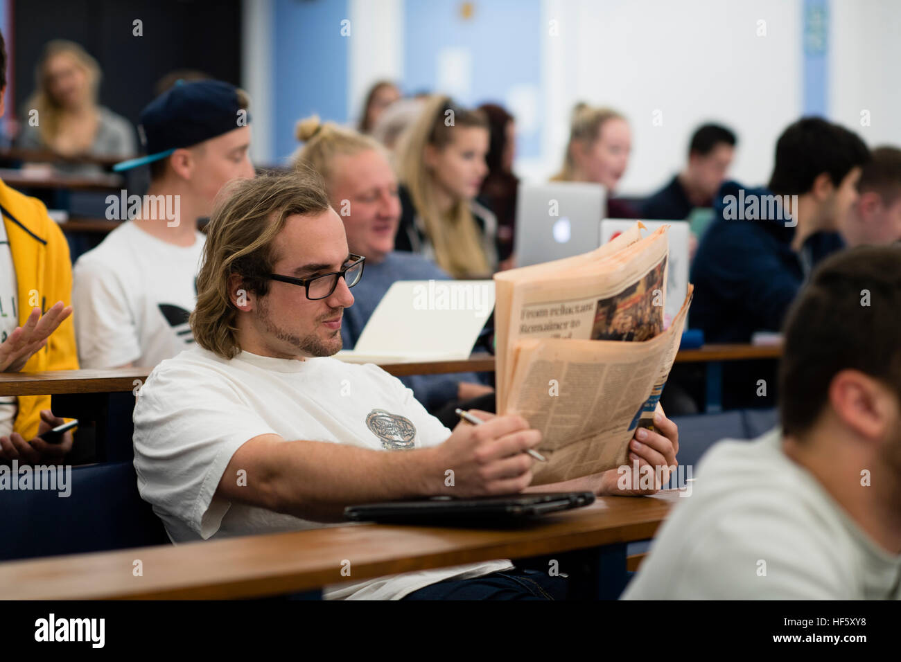 L'enseignement supérieur au Royaume-Uni : les étudiants de l'Université d'Aberystwyth dans une conférence sur le campus - un homme est en train de lire une copie du Financial Times (le 'rose) de l'ONU Banque D'Images