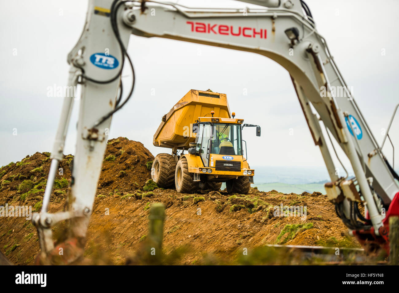 Les travaux de construction au Royaume-Uni : les entrepreneurs TTS préparer le terrain et route d'accès pour une nouvelle éolienne près de Nant yr Arian, Ponterwyd, Ceredigion, pays de Galles, Royaume-Uni, Octobre 2016 Banque D'Images