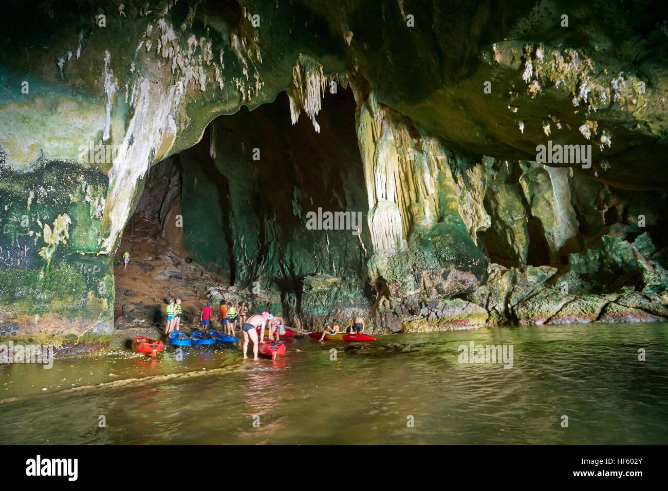 Les touristes explorant Ko Talabeng Grotte, province de Krabi, Thaïlande Banque D'Images