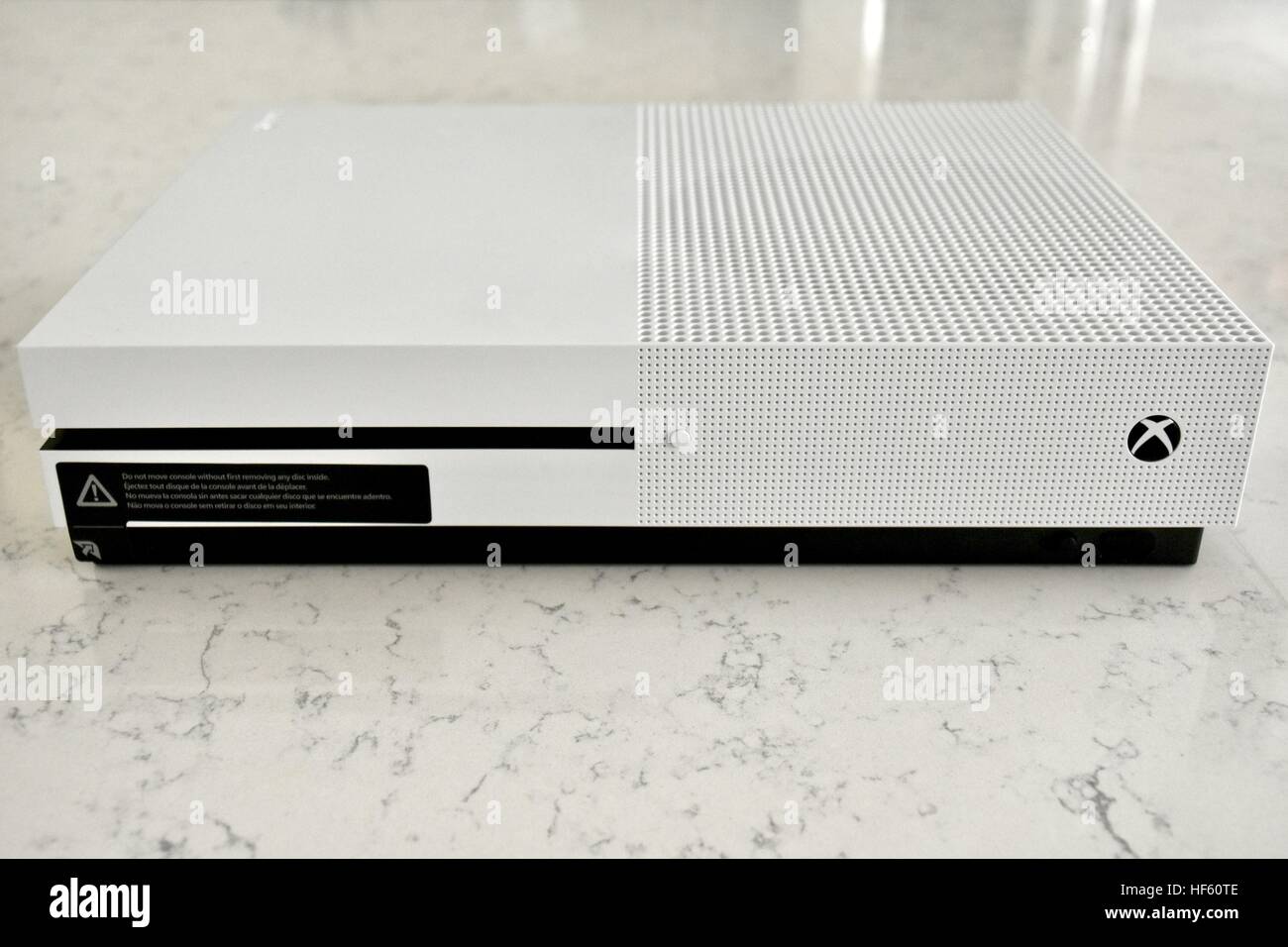Un livre blanc Une Xbox S'affiche sur un fond de marbre blanc Banque D'Images