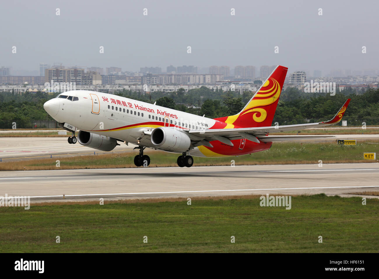 Chengdu, Chine - 15 mai 2016 : Un Hainan Airlines Boeing 737-700 avec l'enregistrement B-5288 décollant de l'aéroport de Chengdu (CTU) en Chine. L'IA de Hainan Banque D'Images
