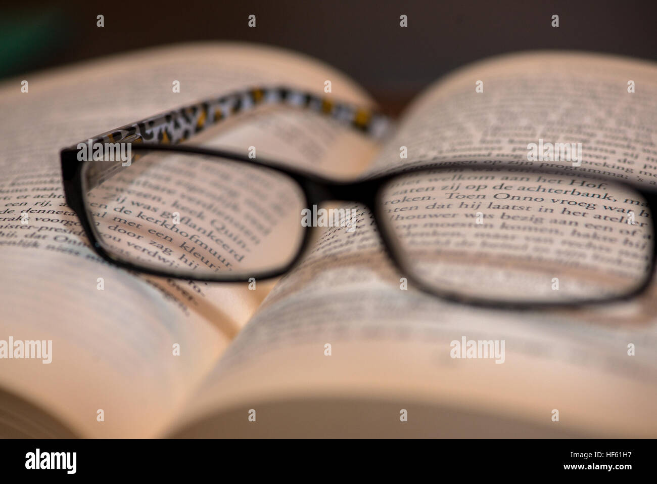 Verres sur livre ouvert Banque D'Images