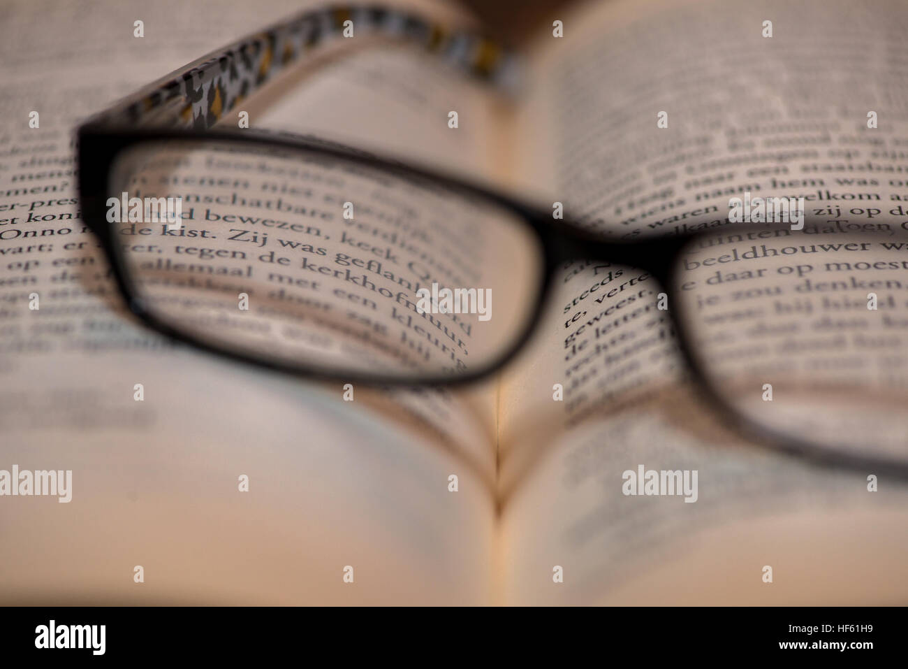 Verres sur livre ouvert Banque D'Images