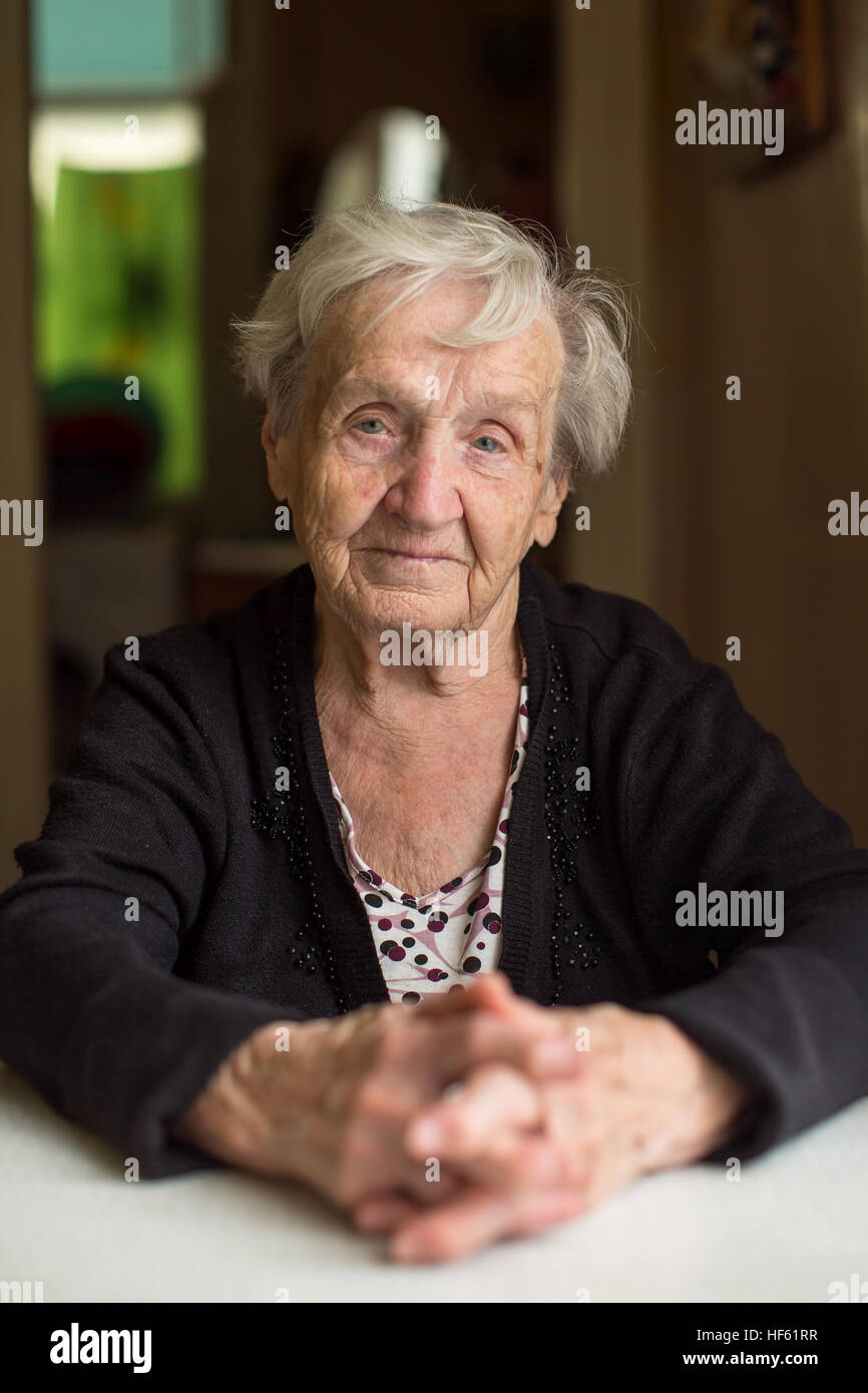 Portrait d'une vieille femme de 85 ans, dans la cuisine. Banque D'Images